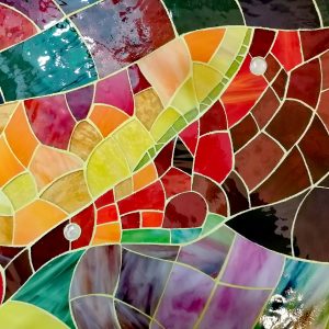 Mosaico di vetro artistico che rappresenta delle foglie